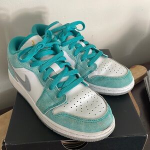 Air Jordan 1 Low Size 4.5 teal and white